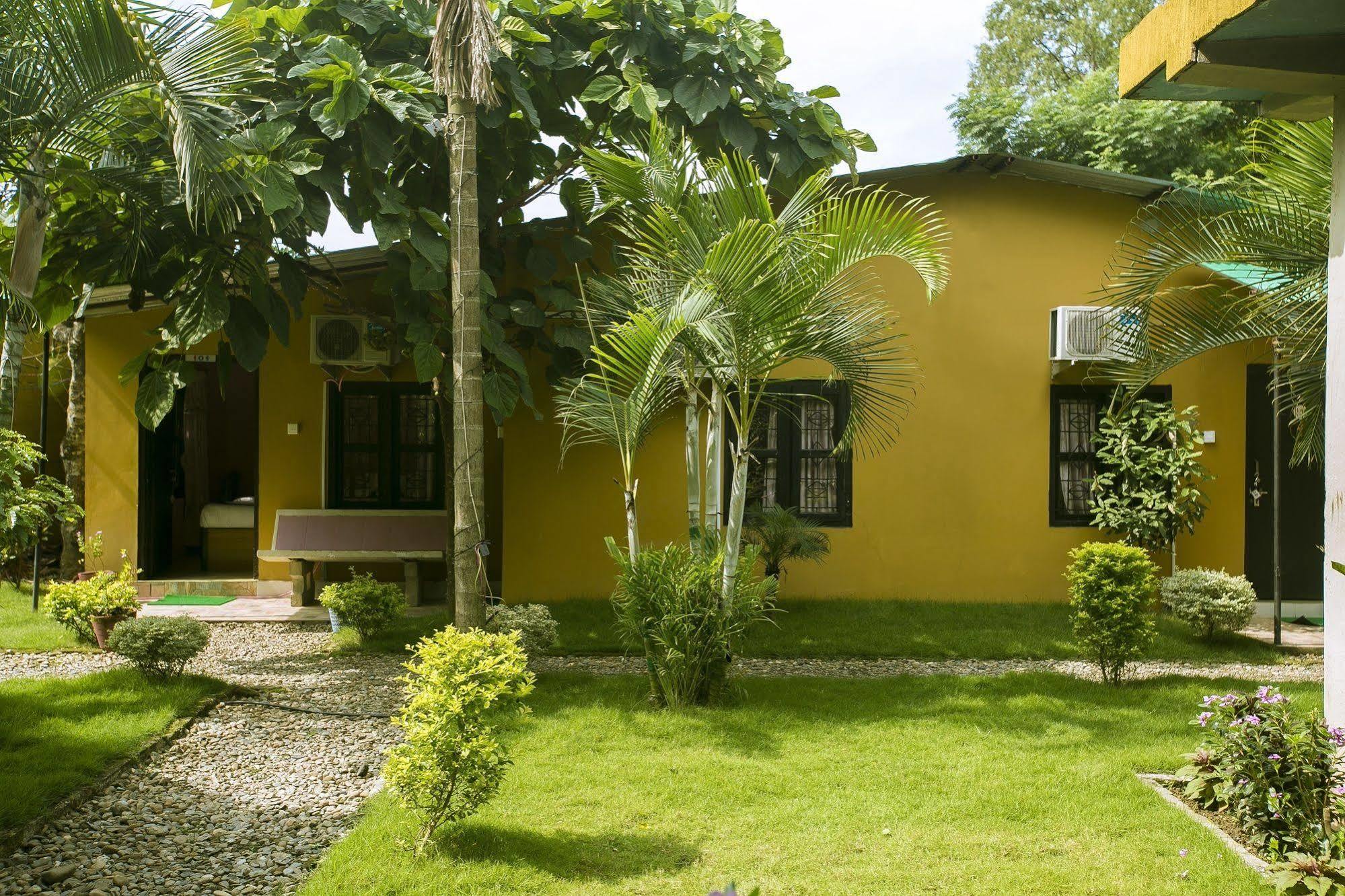 Sauraha Nana Hotel Eksteriør bilde